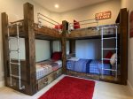 Awesome, Creative bunk room 
